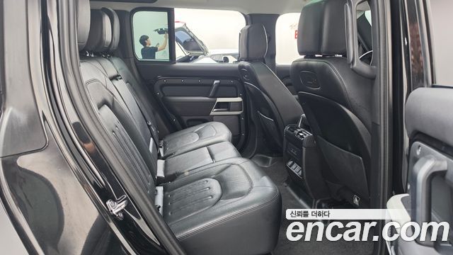 Land Rover Defender 2022 — photo 17