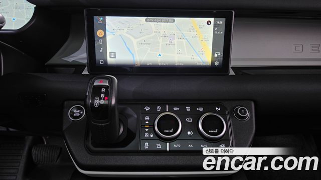 Land Rover Defender 2022 — photo 19