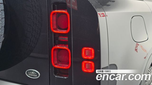 Land Rover Defender 2022 — photo 9