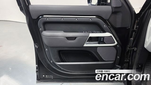 Land Rover Defender 2022 — photo 14