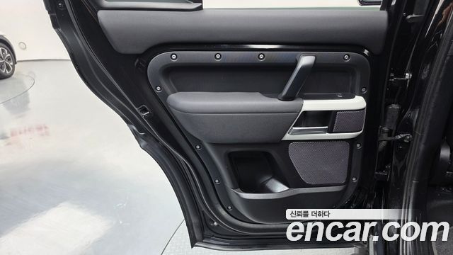 Land Rover Defender 2022 — photo 15