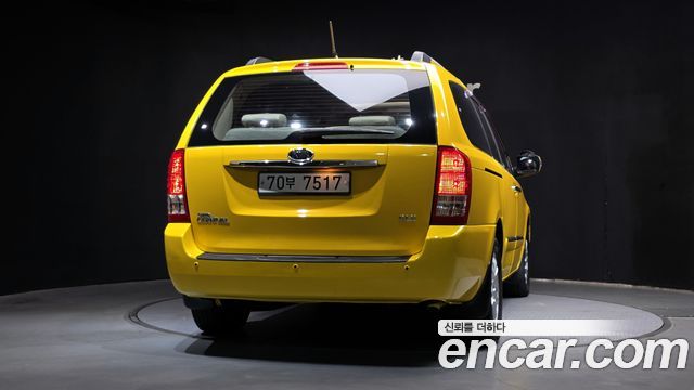 Kia Canival 2012 — photo 4