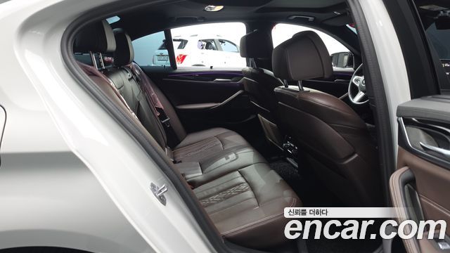 BMW 5-Series 2023 — photo 18