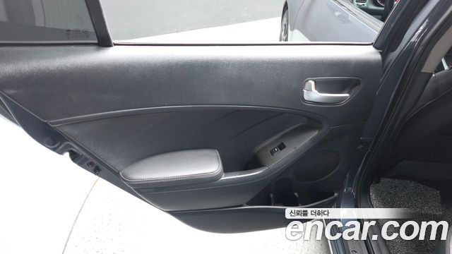 Kia K3 2015 — photo 15