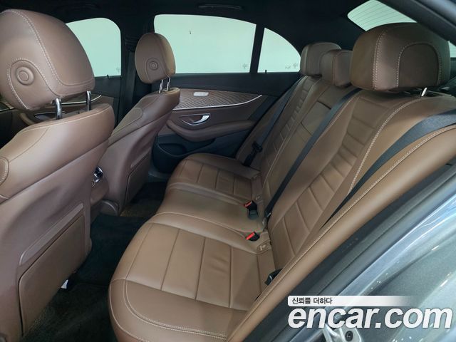 Mercedes-Benz E-Class 2022 — photo 10
