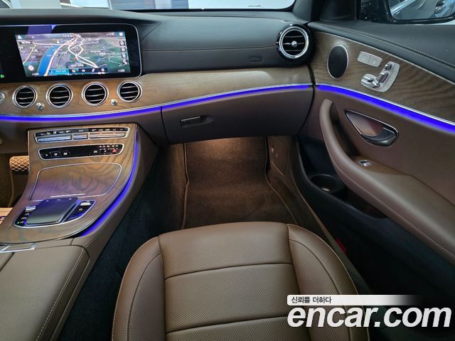 Mercedes-Benz E-Class 2022 — photo 16