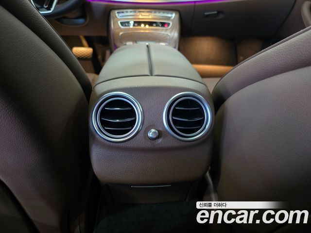 Mercedes-Benz E-Class 2022 — photo 18