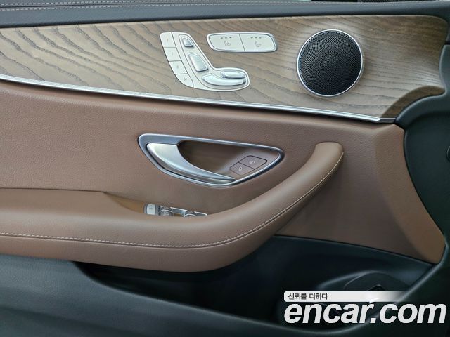 Mercedes-Benz E-Class 2022 — photo 20