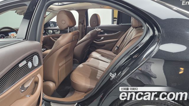 Mercedes-Benz E-Class 2019 — photo 11