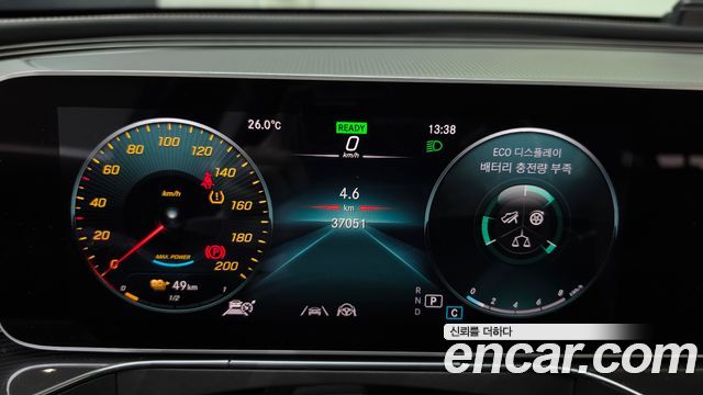 Mercedes-Benz EQC 2020 — photo 11