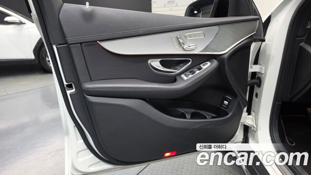 Mercedes-Benz EQC 2020 — photo 14