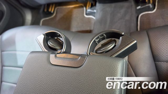 Mercedes-Benz EQC 2020 — photo 27