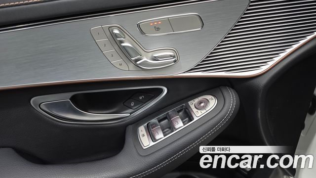 Mercedes-Benz EQC 2020 — photo 30