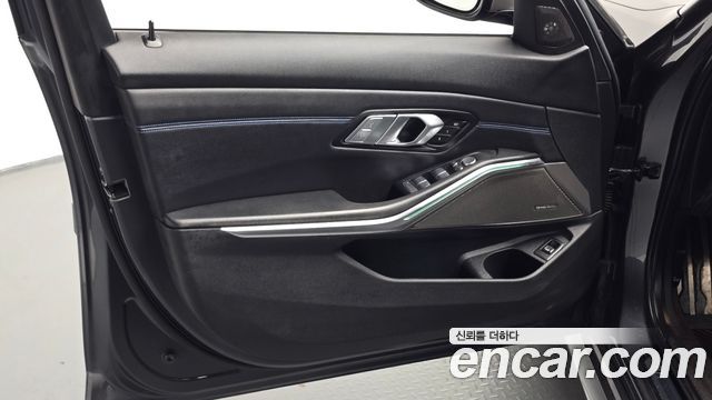 BMW 3-Series 2022 — photo 14