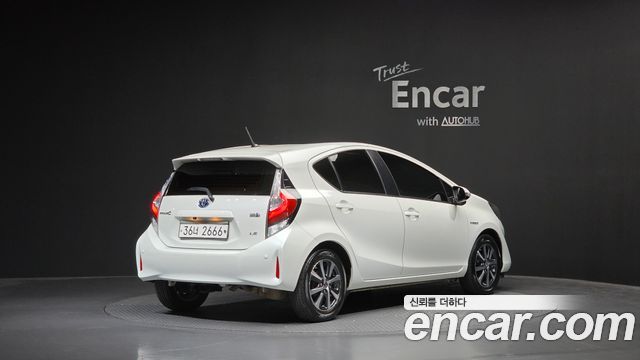 Toyota Prius 2019 — photo 2