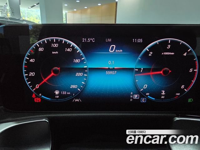 Mercedes-Benz GLB-Class 2021 — photo 8