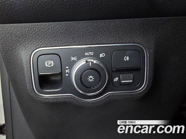 Mercedes-Benz GLB-Class 2021 — photo 13