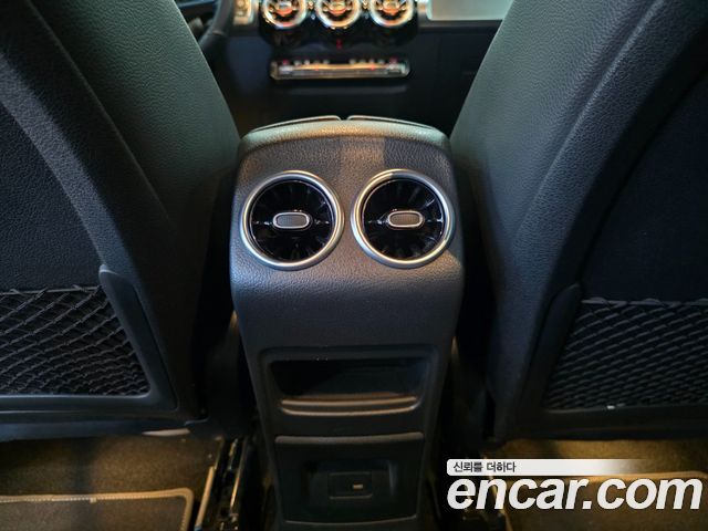 Mercedes-Benz GLB-Class 2021 — photo 18