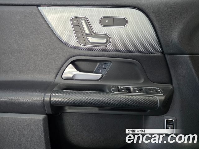 Mercedes-Benz GLB-Class 2021 — photo 20