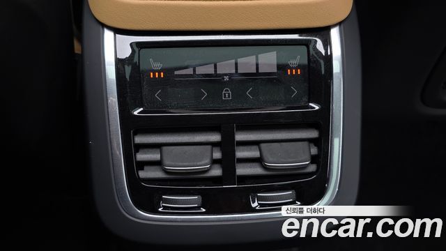 Volvo XC90 2023 — photo 32