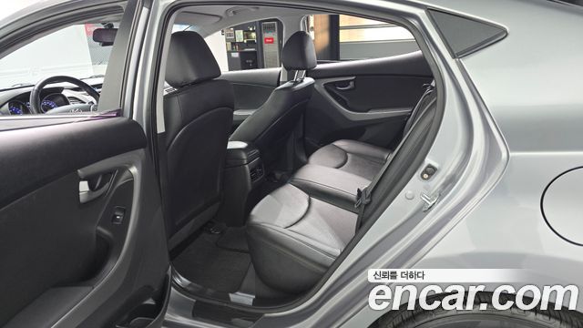 Hyundai AVANTE 2015 — photo 11