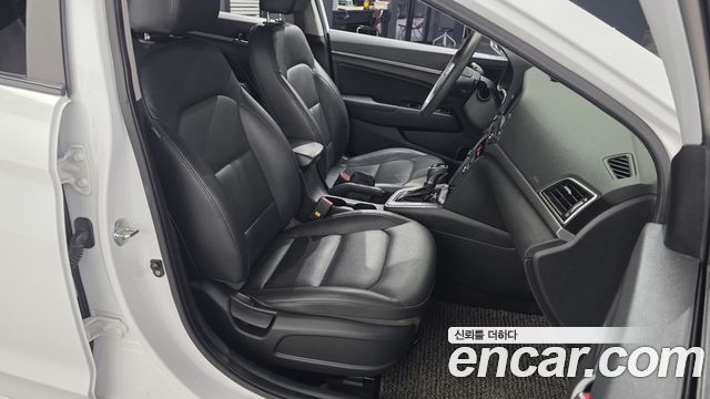 Hyundai AVANTE 2018 — photo 17