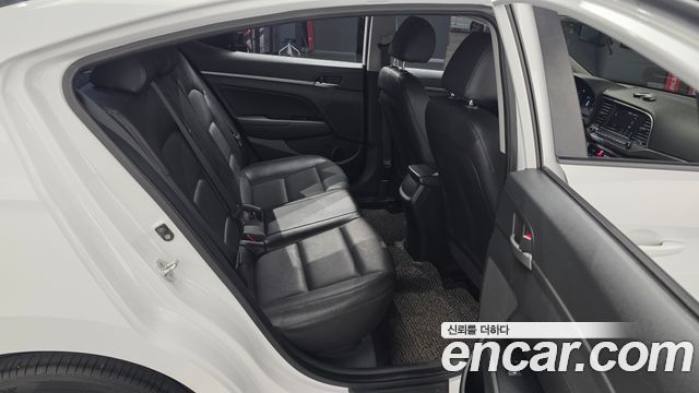 Hyundai AVANTE 2018 — photo 18