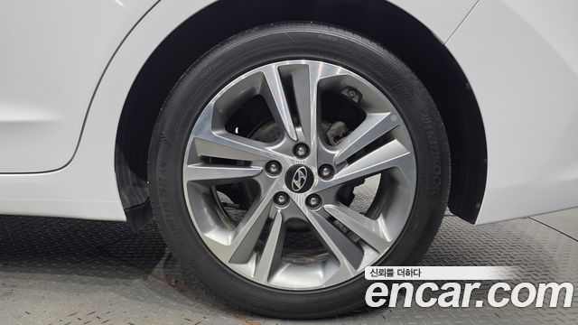 Hyundai AVANTE 2018 — photo 7