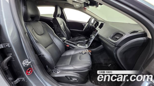 Volvo V40 2018 — photo 13
