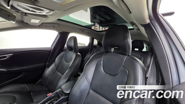 Volvo V40 2018 — photo 17
