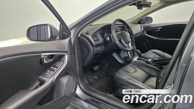 Volvo V40 2018 — photo 18
