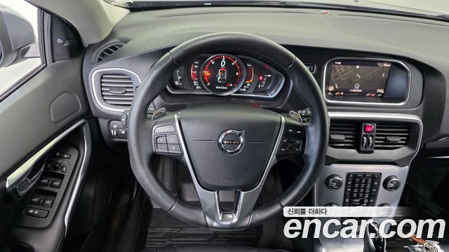 Volvo V40 2018 — photo 21