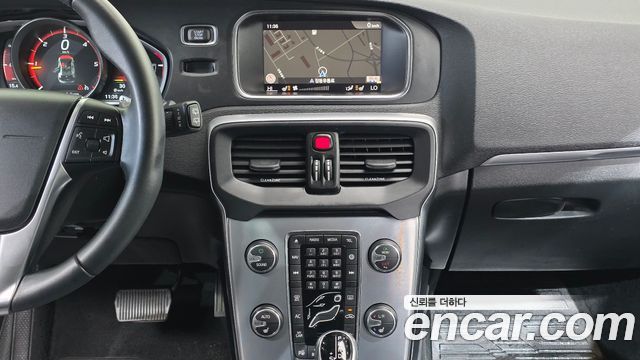 Volvo V40 2018 — photo 24