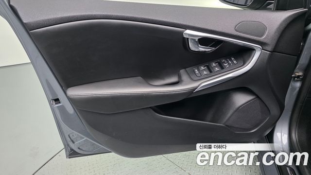 Volvo V40 2018 — photo 14