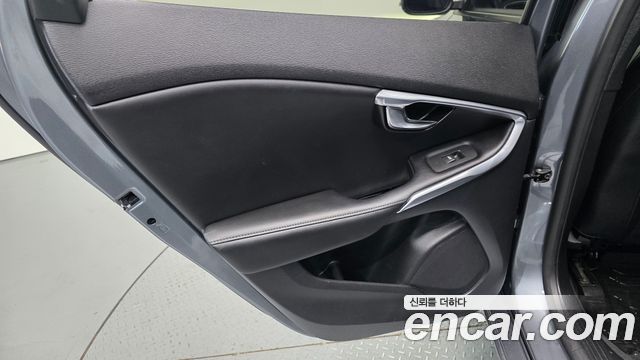 Volvo V40 2018 — photo 15