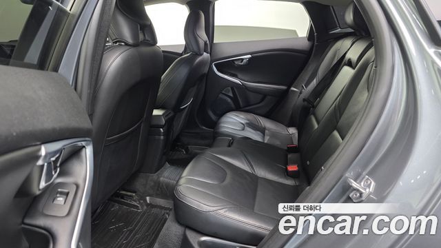 Volvo V40 2018 — photo 16