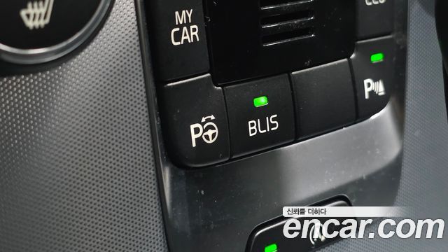 Volvo V40 2018 — photo 27