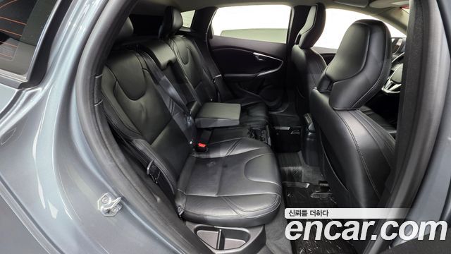 Volvo V40 2018 — photo 28