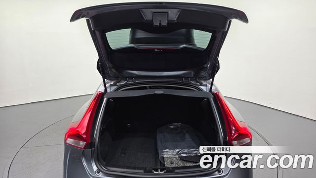 Volvo V40 2018 — photo 29