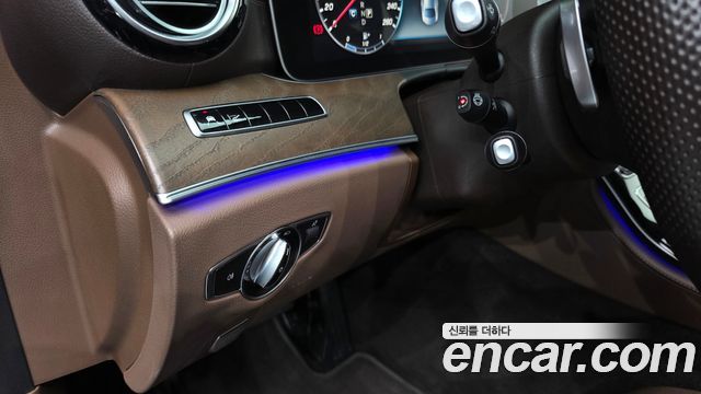 Mercedes-Benz E-Class 2018 — photo 24