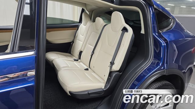 Tesla Model X 2019 — photo 12