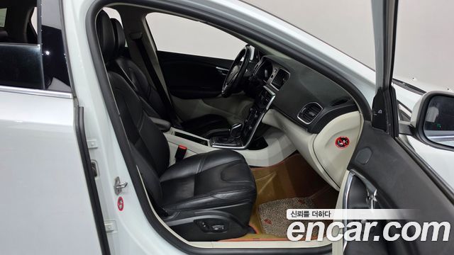 Volvo V40 2016 — photo 11