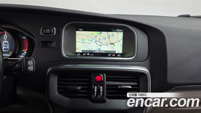 Volvo V40 2016 — photo 13