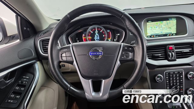 Volvo V40 2016 — photo 14