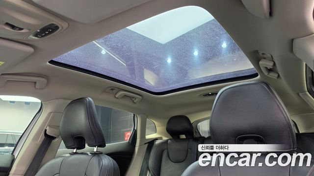 Volvo V40 2016 — photo 16