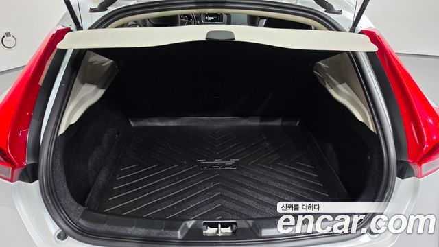 Volvo V40 2016 — photo 17