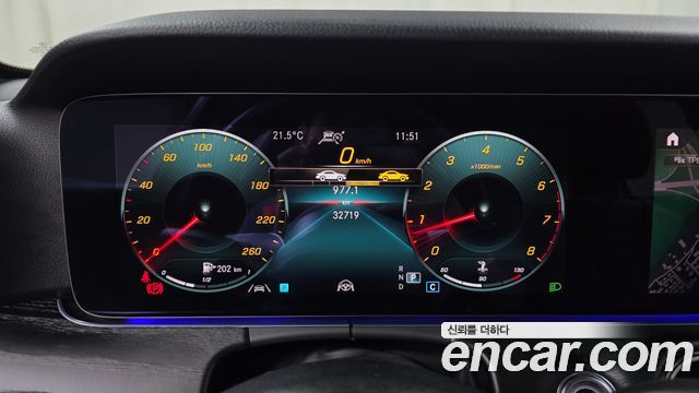 Mercedes-Benz E-Class 2023 — photo 11