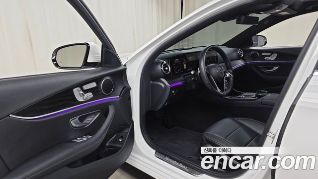 Mercedes-Benz E-Class 2023 — photo 13