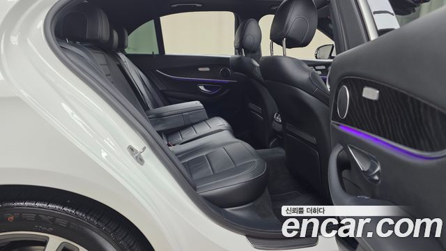 Mercedes-Benz E-Class 2023 — photo 17