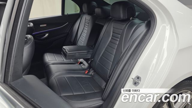 Mercedes-Benz E-Class 2023 — photo 18